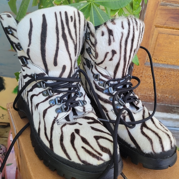 Authentic Prada Ankle boots - Picture 2 of 7